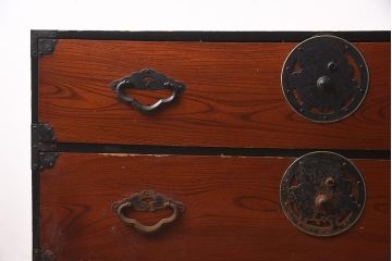 アンティーク家具　米沢箪笥　ケヤキ材　漆塗り　蝶覆輪金具が目を引く衣装箪笥(引き出し、ローチェスト)(R-042337)