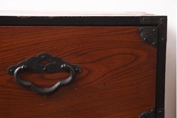 アンティーク家具　米沢箪笥　ケヤキ材　漆塗り　蝶覆輪金具が目を引く衣装箪笥(引き出し、ローチェスト)(R-042337)