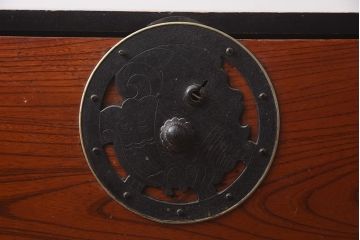 アンティーク家具　米沢箪笥　ケヤキ材　漆塗り　蝶覆輪金具が目を引く衣装箪笥(引き出し、ローチェスト)(R-042337)