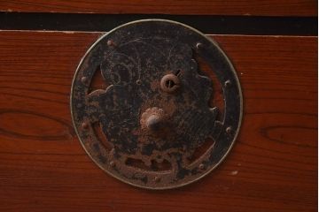アンティーク家具　米沢箪笥　ケヤキ材　漆塗り　蝶覆輪金具が目を引く衣装箪笥(引き出し、ローチェスト)(R-042337)