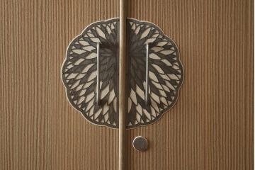 中古　伝統工芸　総桐材　千重菊紋　加茂総桐箪笥(総桐たんす、衣装箪笥、和タンス)(R-042339)