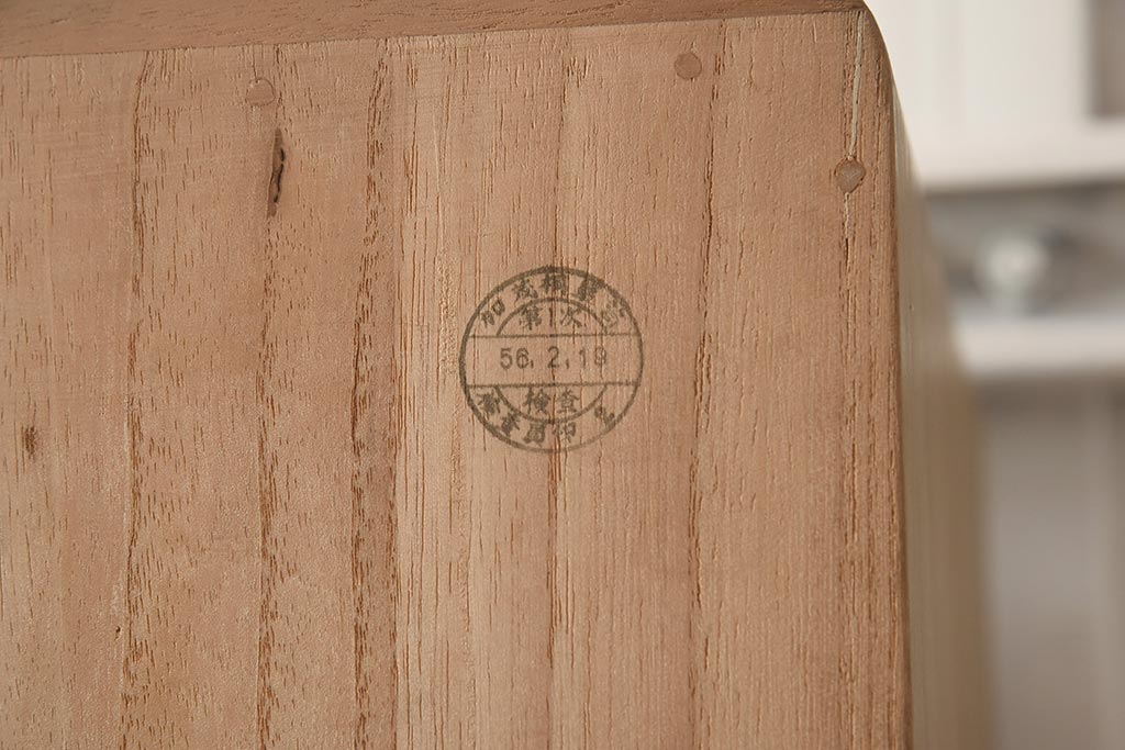 中古　伝統工芸　総桐材　千重菊紋　加茂総桐箪笥(総桐たんす、衣装箪笥、和タンス)(R-042339)