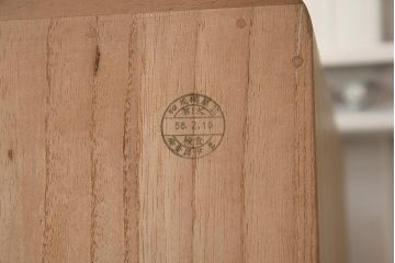 中古　伝統工芸　総桐材　千重菊紋　加茂総桐箪笥(総桐たんす、衣装箪笥、和タンス)(R-042339)