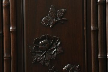 ビンテージ家具　花梨(カリン)材　竹のような意匠が印象的な飾り棚(飾棚、茶棚)(R-042340)