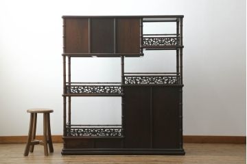 ビンテージ家具　花梨(カリン)材　竹のような意匠が印象的な飾り棚(飾棚、茶棚)(R-042340)