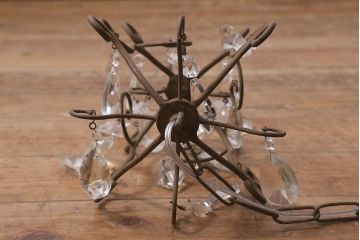 ヴィンテージ照明　ガラスドロップ　アイアン　アラベスク　こだわりのインテリアにおすすめなシャンデリア(天井照明、吊り下げ照明、ビンテージ)(R-042342)