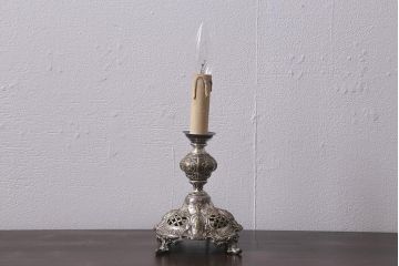 アンティーク照明　イギリスアンティーク　キャンドルスタンド型　クラシカルな装飾が目をひくテーブルランプ(スタンドライト、卓上照明)(R-042344)