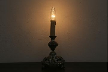 アンティーク照明　イギリスアンティーク　キャンドルスタンド型　クラシカルな装飾が目をひくテーブルランプ(スタンドライト、卓上照明)(R-042344)