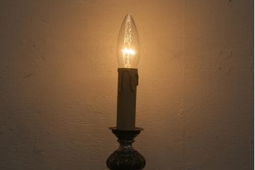 アンティーク照明　イギリスアンティーク　キャンドルスタンド型　クラシカルな装飾が目をひくテーブルランプ(スタンドライト、卓上照明)(R-042344)