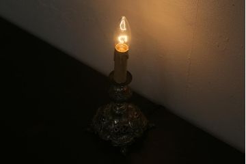 アンティーク照明　イギリスアンティーク　キャンドルスタンド型　クラシカルな装飾が目をひくテーブルランプ(スタンドライト、卓上照明)(R-042344)