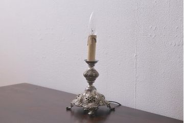 アンティーク照明　イギリスアンティーク　キャンドルスタンド型　クラシカルな装飾が目をひくテーブルランプ(スタンドライト、卓上照明)(R-042344)