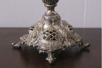 アンティーク照明　イギリスアンティーク　キャンドルスタンド型　クラシカルな装飾が目をひくテーブルランプ(スタンドライト、卓上照明)(R-042344)