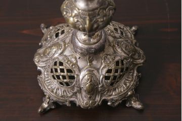 アンティーク照明　イギリスアンティーク　キャンドルスタンド型　クラシカルな装飾が目をひくテーブルランプ(スタンドライト、卓上照明)(R-042344)