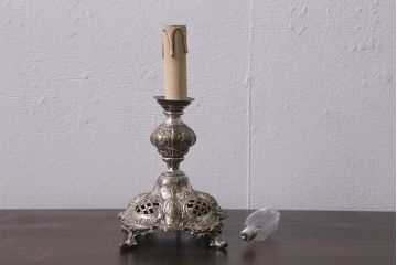 アンティーク照明　イギリスアンティーク　キャンドルスタンド型　クラシカルな装飾が目をひくテーブルランプ(スタンドライト、卓上照明)(R-042344)