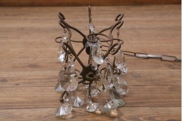 ヴィンテージ照明　ガラスドロップ　アイアン　アラベスク　こだわりのインテリアにおすすめなシャンデリア(天井照明、吊り下げ照明、ビンテージ)(R-042345)