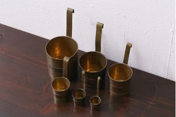 ヴィンテージ雑貨　フランスビンテージ　味のある風合いがおしゃれな青銅製の計量カップ6個セット(メジャーカップ)(R-042351)