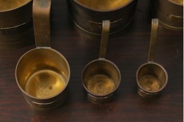ヴィンテージ雑貨　フランスビンテージ　味のある風合いがおしゃれな青銅製の計量カップ6個セット(メジャーカップ)(R-042351)