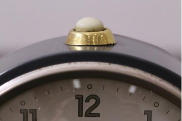 ジャンク品　ヴィンテージ雑貨　フランスビンテージ　JAZ社　シックな覚まし時計(置時計、枕時計)(R-042352)