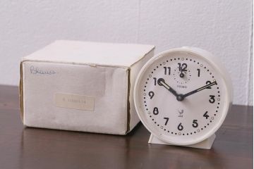 ヴィンテージ雑貨　フランスビンテージ　箱付き　JAZ社　白いボディのレトロな目覚まし時計(置時計、枕時計)(R-042353)