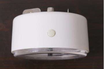 ヴィンテージ雑貨　フランスビンテージ　箱付き　JAZ社　白いボディのレトロな目覚まし時計(置時計、枕時計)(R-042353)