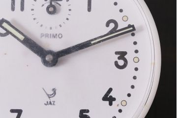 ヴィンテージ雑貨　フランスビンテージ　箱付き　JAZ社　白いボディのレトロな目覚まし時計(置時計、枕時計)(R-042353)