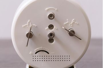ヴィンテージ雑貨　フランスビンテージ　箱付き　JAZ社　白いボディのレトロな目覚まし時計(置時計、枕時計)(R-042353)