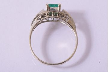ヴィンテージアクセサリー　K14(14金)　WG　ホワイトゴールド　淡いグリーンストーンが清楚な印象のリング(指輪、ビンテージ)(R-042373)
