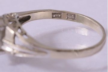 ヴィンテージアクセサリー　K14(14金)　WG　ホワイトゴールド　淡いグリーンストーンが清楚な印象のリング(指輪、ビンテージ)(R-042373)