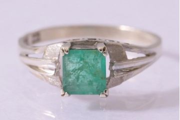 ヴィンテージアクセサリー　K14(14金)　WG　ホワイトゴールド　淡いグリーンストーンが清楚な印象のリング(指輪、ビンテージ)(R-042373)