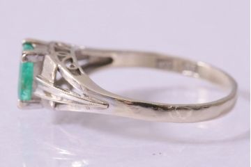 ヴィンテージアクセサリー　K14(14金)　WG　ホワイトゴールド　淡いグリーンストーンが清楚な印象のリング(指輪、ビンテージ)(R-042373)