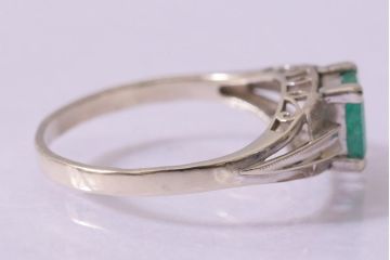 ヴィンテージアクセサリー　K14(14金)　WG　ホワイトゴールド　淡いグリーンストーンが清楚な印象のリング(指輪、ビンテージ)(R-042373)