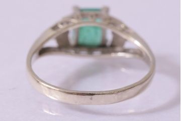 ヴィンテージアクセサリー　K14(14金)　WG　ホワイトゴールド　淡いグリーンストーンが清楚な印象のリング(指輪、ビンテージ)(R-042373)