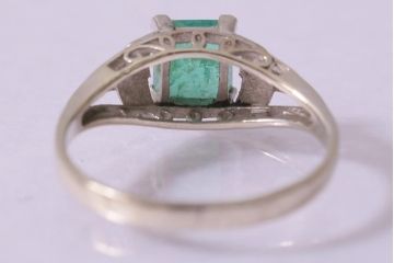 ヴィンテージアクセサリー　K14(14金)　WG　ホワイトゴールド　淡いグリーンストーンが清楚な印象のリング(指輪、ビンテージ)(R-042373)