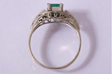 ヴィンテージアクセサリー　K14(14金)　WG　ホワイトゴールド　淡いグリーンストーンが清楚な印象のリング(指輪、ビンテージ)(R-042373)