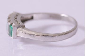 ヴィンテージアクセサリー　PT900(プラチナ900)　控えめな輝きを放つリング(指輪、ビンテージ)(R-042374)
