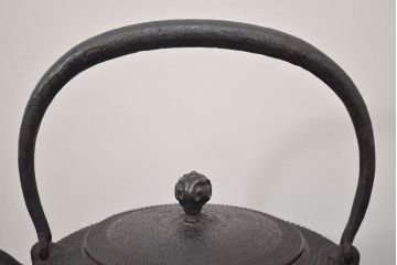 ヴィンテージ雑貨　南部盛岡　序信銘　あられ鉄瓶(ビンテージ)(R-042404)