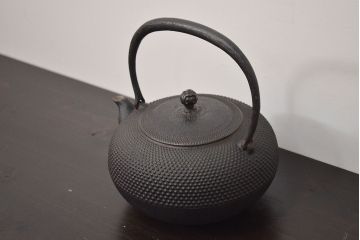 ヴィンテージ雑貨　南部盛岡　序信銘　あられ鉄瓶(ビンテージ)(R-042404)