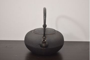 ヴィンテージ雑貨　南部盛岡　序信銘　あられ鉄瓶(ビンテージ)(R-042404)