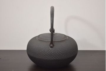 ヴィンテージ雑貨　南部盛岡　序信銘　あられ鉄瓶(ビンテージ)(R-042404)