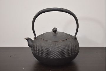ヴィンテージ雑貨　南部盛岡　序信銘　あられ鉄瓶(ビンテージ)(R-042404)