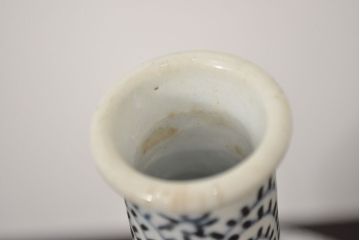 アンティーク雑貨　江戸後期　古伊万里　染付　蛸唐草　徳利(花瓶)(R-042413)