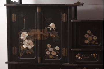 アンティーク家具　螺鈿と蒔絵の華やかな意匠が目を引く飾り棚(飾棚、茶棚)(R-042453)