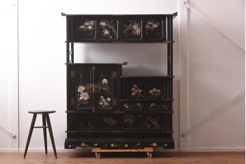 アンティーク家具　螺鈿と蒔絵の華やかな意匠が目を引く飾り棚(飾棚、茶棚)(R-042453)