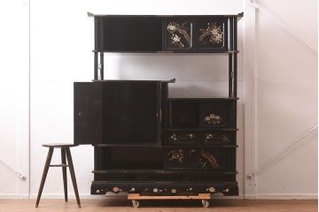 アンティーク家具　螺鈿と蒔絵の華やかな意匠が目を引く飾り棚(飾棚、茶棚)(R-042453)