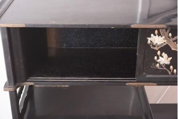 アンティーク家具　螺鈿と蒔絵の華やかな意匠が目を引く飾り棚(飾棚、茶棚)(R-042453)