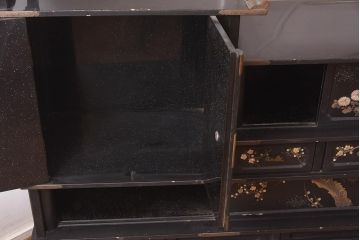 アンティーク家具　螺鈿と蒔絵の華やかな意匠が目を引く飾り棚(飾棚、茶棚)(R-042453)