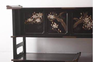 アンティーク家具　螺鈿と蒔絵の華やかな意匠が目を引く飾り棚(飾棚、茶棚)(R-042453)