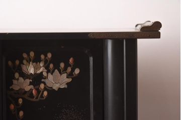 アンティーク家具　螺鈿と蒔絵の華やかな意匠が目を引く飾り棚(飾棚、茶棚)(R-042453)