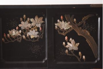 アンティーク家具　螺鈿と蒔絵の華やかな意匠が目を引く飾り棚(飾棚、茶棚)(R-042453)