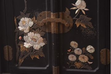 アンティーク家具　螺鈿と蒔絵の華やかな意匠が目を引く飾り棚(飾棚、茶棚)(R-042453)